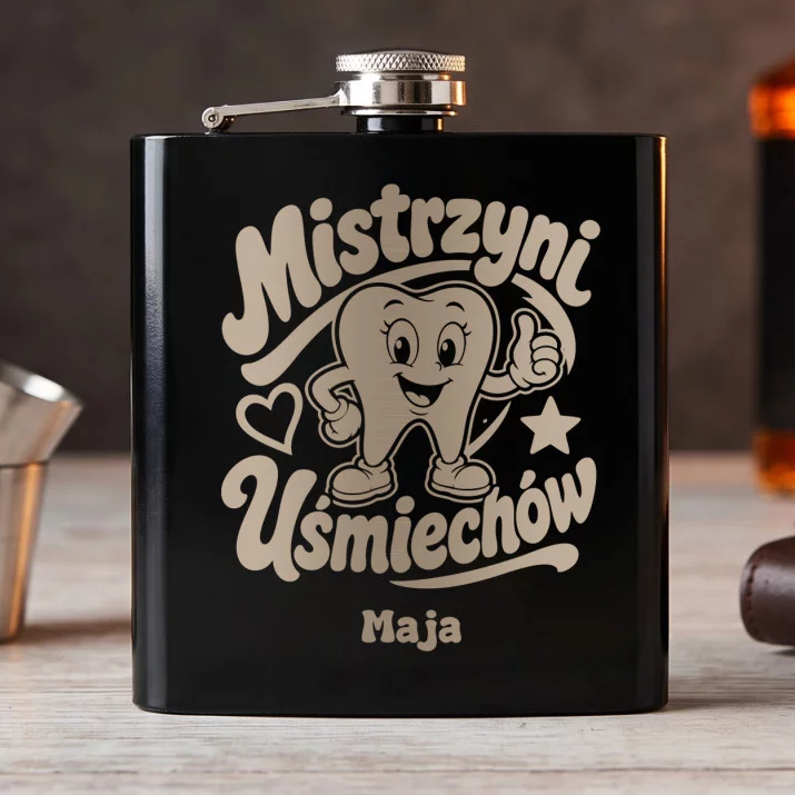 Piersiówka z Grawerem Dla Dentystki Prezent Dla Kobiety: Mistrzyni Uśmiechów Piersiówka z Grawerem Dla Dentystki Prezent Dla Kobiety: Mistrzyni Uśmiechów