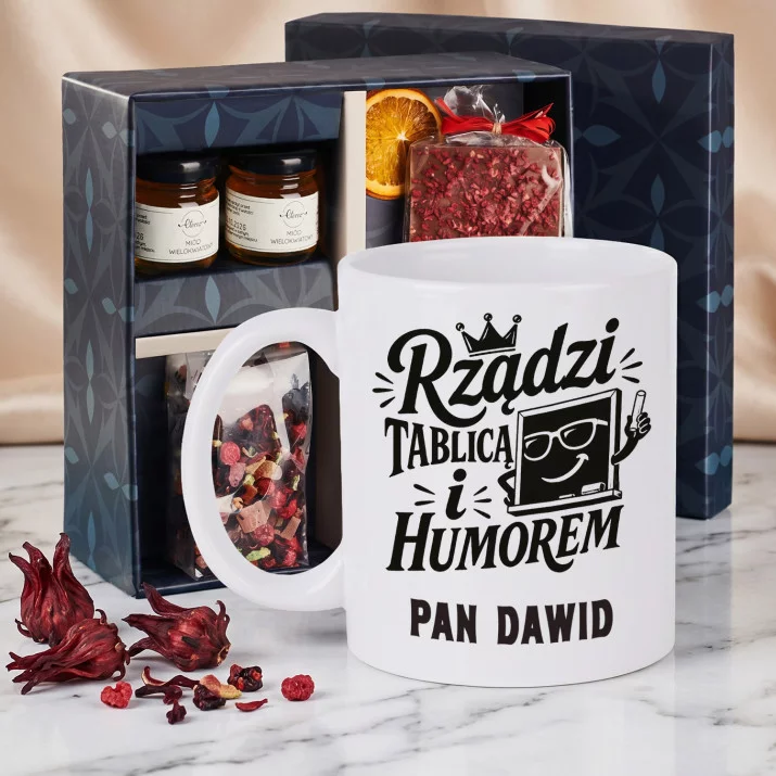 Zestaw Prezenowy z Kubkiem Dla Wychowawcy Na Dzień Nauczyciela Dla Mężczyzny: Rządzi Tablicą I Humorem Zestaw Prezenowy z Kubkiem Dla Wychowawcy Na Dzień Nauczyciela Dla Mężczyzny: Rządzi Tablicą I Humorem