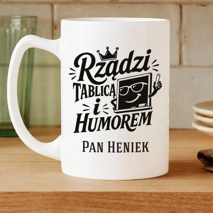 Kubek Personalizowany Dla Wychowawcy Prezent Na Dzień Nauczyciela Dla Mężczyzny: Rządzi Tablicą I Humorem Kubek Personalizowany Dla Wychowawcy Prezent Na Dzień Nauczyciela Dla Mężczyzny: Rządzi Tablicą I Humorem