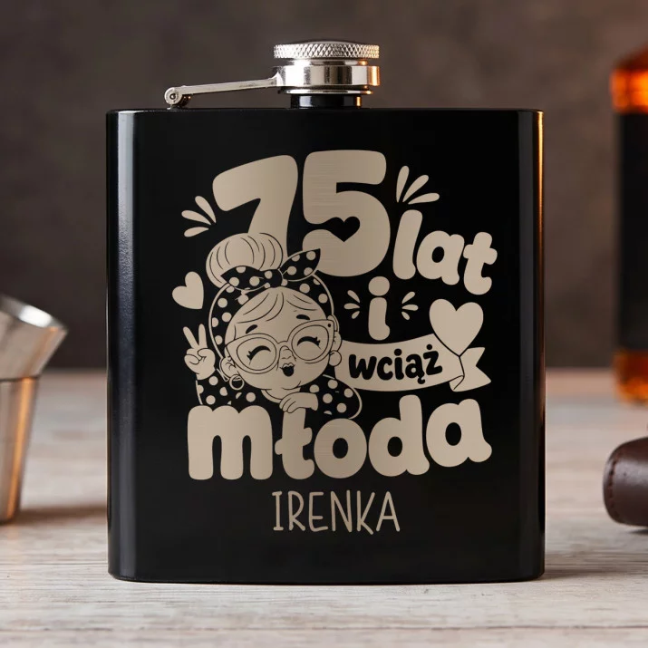 Piersiówka z Grawerem Dla 75 Latki Prezent Na 75 Urodziny Dla Kobiety: 75 Lat I Wciąż Młoda Piersiówka z Grawerem Dla 75 Latki Prezent Na 75 Urodziny Dla Kobiety: 75 Lat I Wciąż Młoda