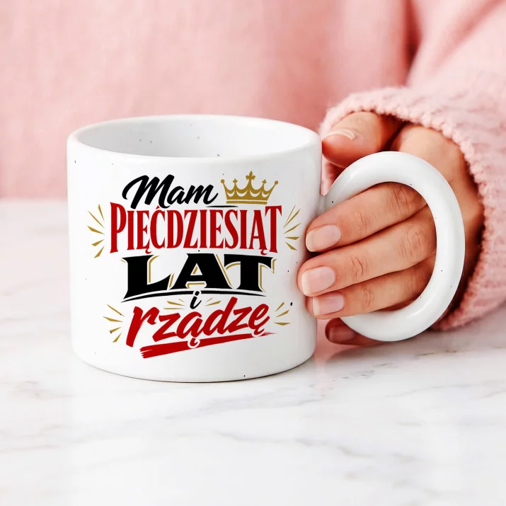 Kubek Z Okrągłym Uchem Na 50 Urodziny Prezent Dla 50 Latki Kobiety: Manifest Dojrzałej Mocy Kubek Z Okrągłym Uchem Na 50 Urodziny Prezent Dla 50 Latki Kobiety: Manifest Dojrzałej Mocy