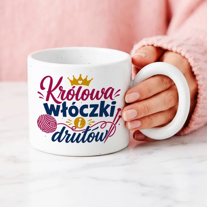 Kubek Z Okrągłym Uchem Dla Dziewiarki Prezent Dla Kobiety: Szyk Włóczkowej Królowej Kubek Z Okrągłym Uchem Dla Dziewiarki Prezent Dla Kobiety: Szyk Włóczkowej Królowej