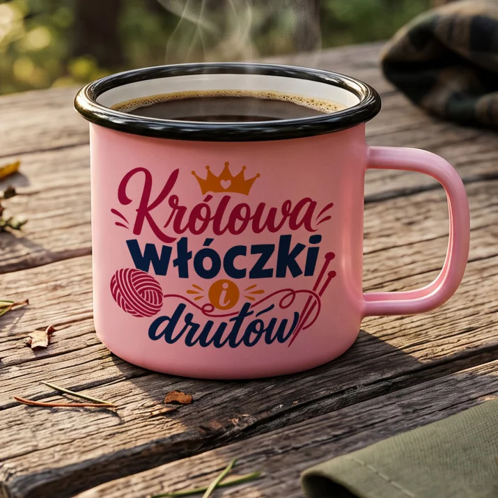 Kubek Emaliowany Dla Dziewiarki Prezent Dla Kobiety: Szyk Włóczkowej Królowej Kubek Emaliowany Dla Dziewiarki Prezent Dla Kobiety: Szyk Włóczkowej Królowej