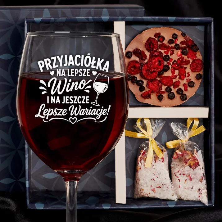 Zestaw Prezenowy Z Kieliszkiem Do Wina Dla Przyjaciółki: Przyjaciółka Lepsze Wino
