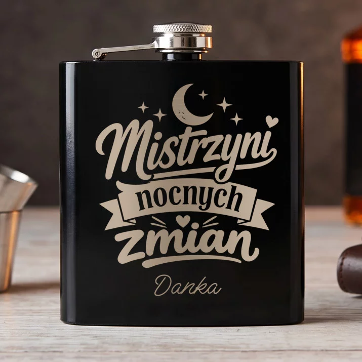 Piersiówka z Grawerem Dla Nowej Mamy Prezent Na Dzień Mamy Dla Kobiety: Mistrzyni Nocnych Zmian Piersiówka z Grawerem Dla Nowej Mamy Prezent Na Dzień Mamy Dla Kobiety: Mistrzyni Nocnych Zmian