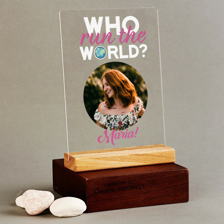 Who run the world - Wydruk na szkle akrylowym z podstawką