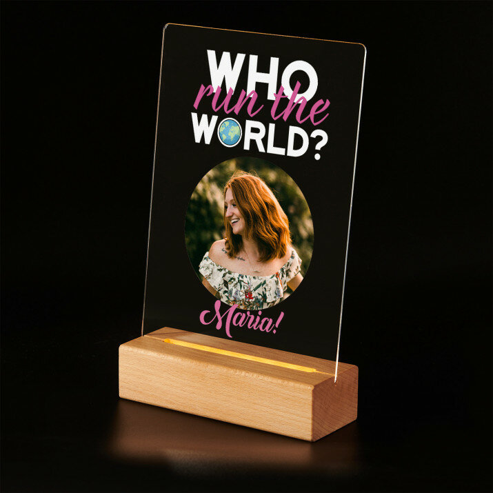 Who run the world - Wydruk na szkle akrylowym z podstawką led