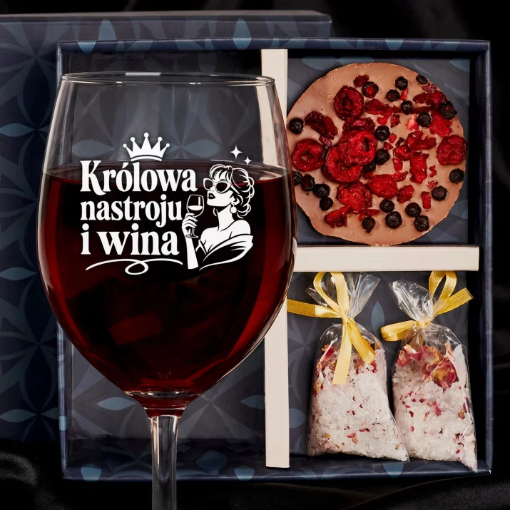 Zestaw Prezenowy Z Kieliszkiem Do Wina Dla Niej: Królowa Nastroju I Wina Zestaw Prezenowy Z Kieliszkiem Do Wina Dla Niej: Królowa Nastroju I Wina