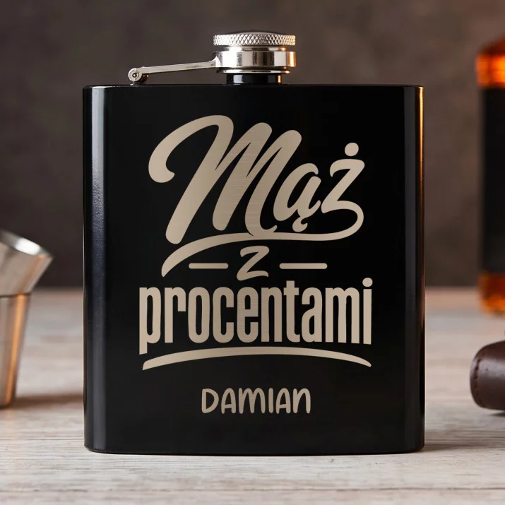 Piersiówka Z Grawerem Na Rocznicę Ślubu Prezent Na Walentynki Dla Mężczyzny: Mąż Z Procentami Piersiówka Z Grawerem Na Rocznicę Ślubu Prezent Na Walentynki Dla Mężczyzny: Mąż Z Procentami