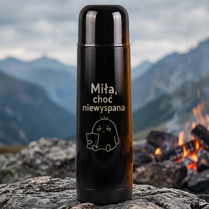 Termos 500ml Dla Przyjaciółki Prezent Dla Kobiety: Miła, Choć Niewyspana Termos 500ml Dla Przyjaciółki Prezent Dla Kobiety: Miła, Choć Niewyspana