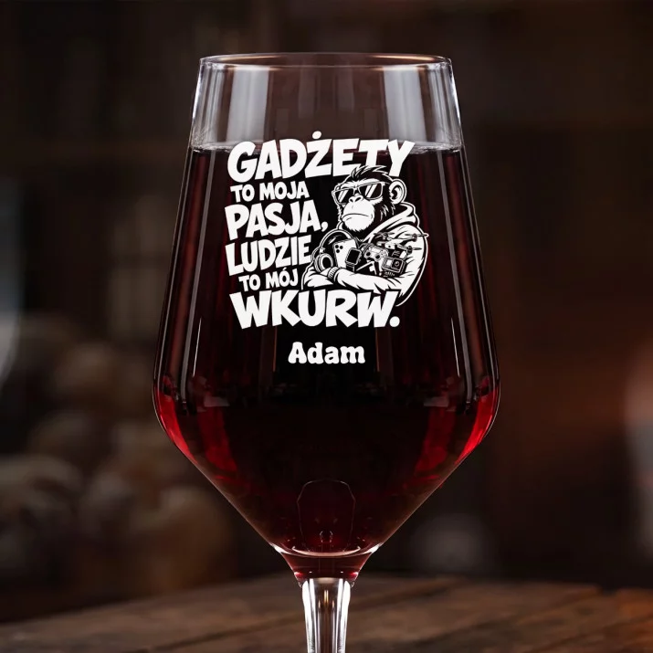 Mega Kieliszek Do Wina z Grawerem Dla Gadżeciarza Prezent Dla Mężczyzny: Gadżety To Moja Pasja Mega Kieliszek Do Wina z Grawerem Dla Gadżeciarza Prezent Dla Mężczyzny: Gadżety To Moja Pasja