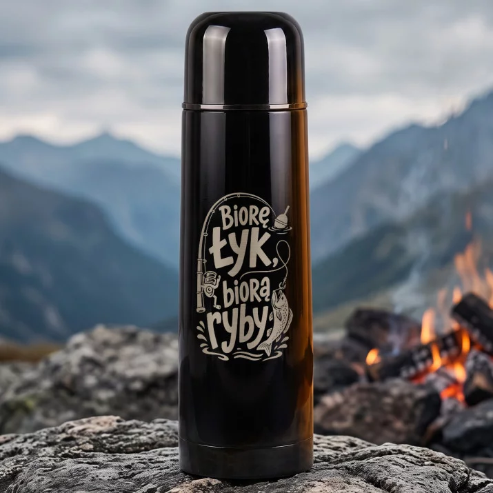 Termos 500ml Dla Wędkarza Prezent Dla Mężczyzny: Biorę Łyk, Biorą Ryby Termos 500ml Dla Wędkarza Prezent Dla Mężczyzny: Biorę Łyk, Biorą Ryby