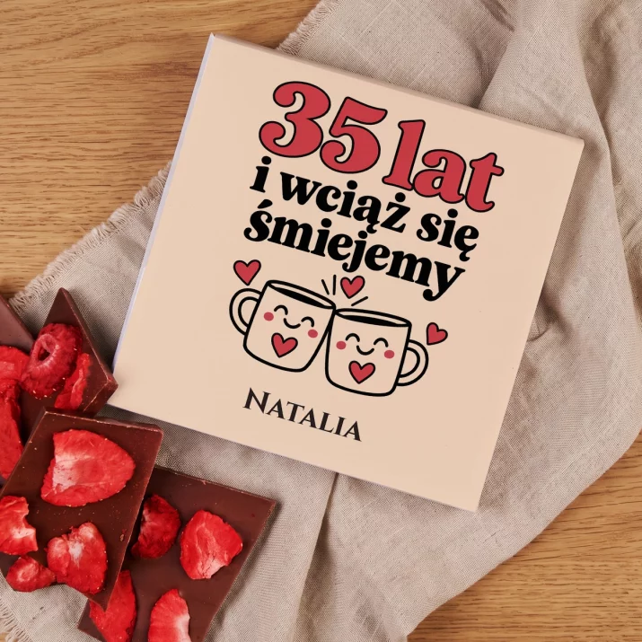 Czekolada z Truskawkami Na 35 Rocznice Ślubu Prezent Na Walentynki Dla Kobiety: 35 Lat I Wciąż Się Czekolada z Truskawkami Na 35 Rocznice Ślubu Prezent Na Walentynki Dla Kobiety: 35 Lat I Wciąż Się