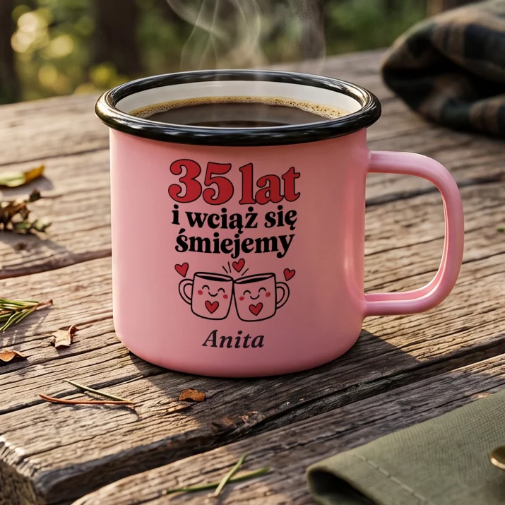 Kubek Emaliowany Na 35 Rocznice Ślubu Prezent Na Walentynki Dla Kobiety: 35 Lat I Wciąż Się Kubek Emaliowany Na 35 Rocznice Ślubu Prezent Na Walentynki Dla Kobiety: 35 Lat I Wciąż Się
