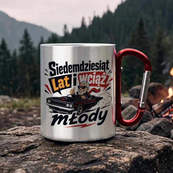 Kubek Metalowy z Karabińczykiem Na 70 Prezent Dla 70 Latka Mężczyzny: Wciąż Młody Jubilat Kubek Metalowy z Karabińczykiem Na 70 Prezent Dla 70 Latka Mężczyzny: Wciąż Młody Jubilat