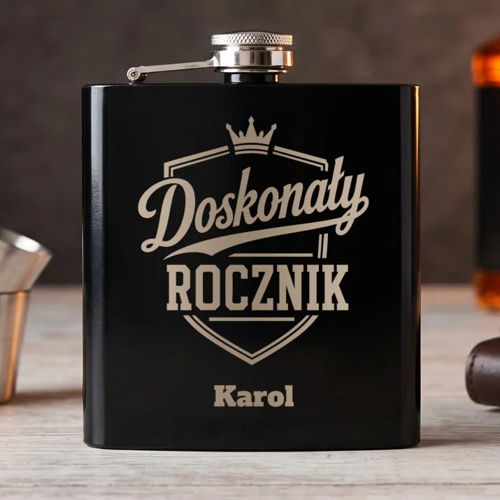 Piersiówka Z Grawerem Na 70 Urodziny Prezent Dla Mężczyzny: Doskonały Rocznik -