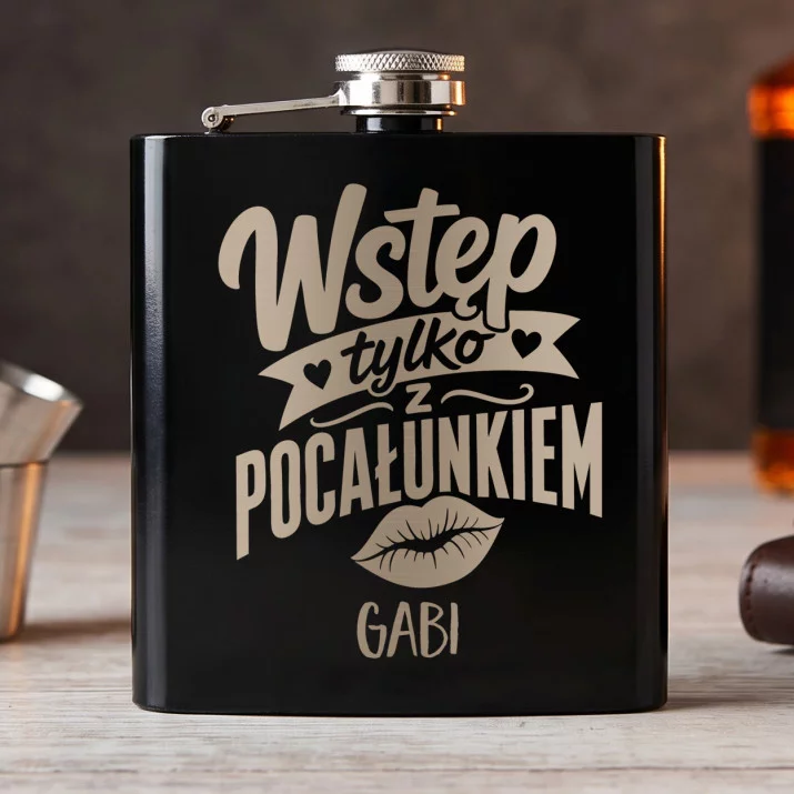 Piersiówka z Grawerem Na Walentynki Prezent Na Rocznicę Dla Kobiety: Wstęp Tylko Z Pocałunkiem Piersiówka z Grawerem Na Walentynki Prezent Na Rocznicę Dla Kobiety: Wstęp Tylko Z Pocałunkiem