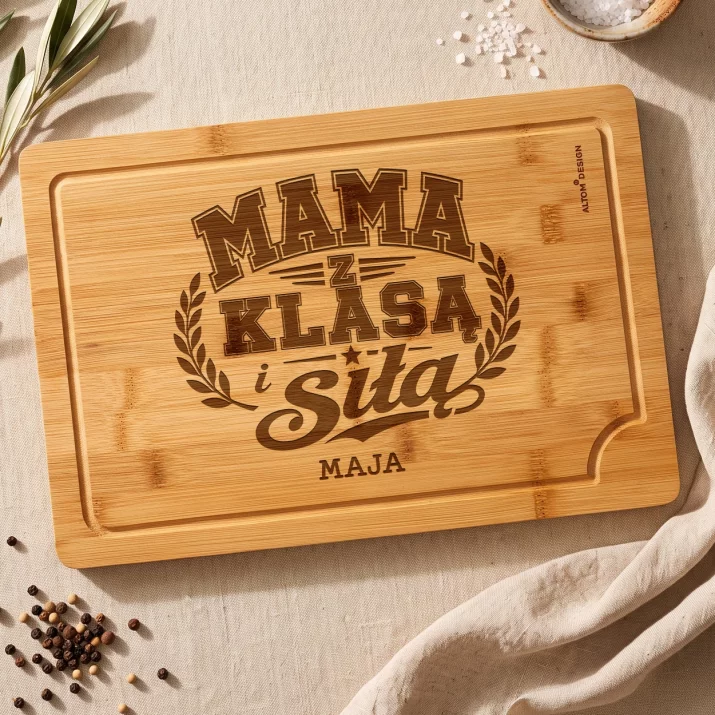 Deska Do Krojenia z Grawerem Na Dzień Mamy Prezent Dla Mamy Kobiety: Mama Z Klasą I Siłą Deska Do Krojenia z Grawerem Na Dzień Mamy Prezent Dla Mamy Kobiety: Mama Z Klasą I Siłą