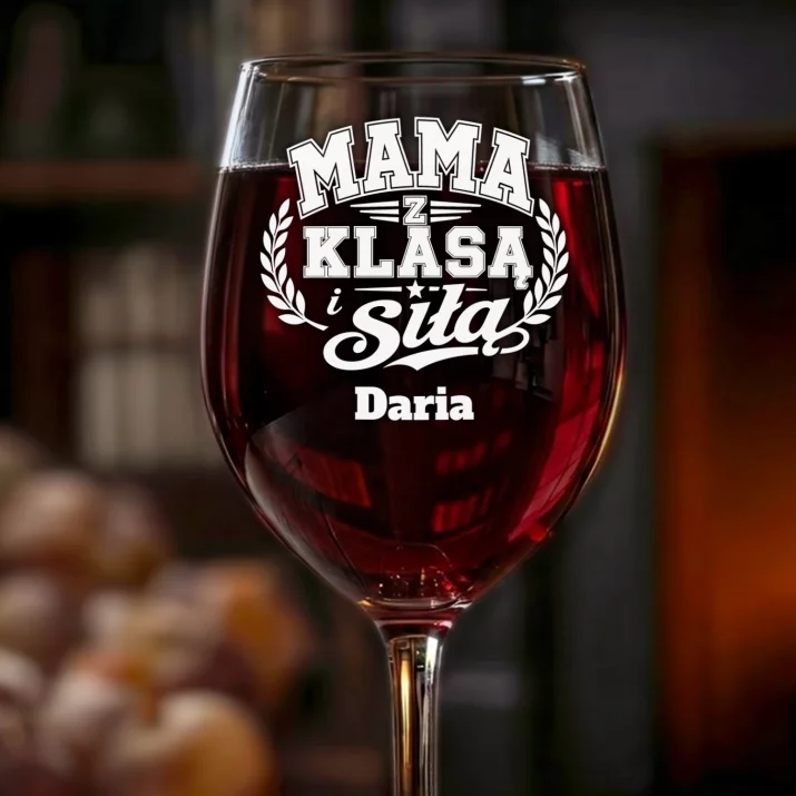 Kieliszek Do Wina z Grawerem Na Dzień Mamy Prezent Dla Mamy Kobiety: Mama Z Klasą I Siłą
