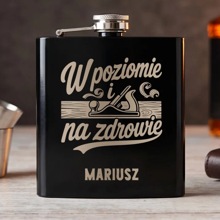 Piersiówka Z Grawerem Dla Stolarza Prezent Dla Mężczyzny: W Poziomie I Na Zdrowie Piersiówka Z Grawerem Dla Stolarza Prezent Dla Mężczyzny: W Poziomie I Na Zdrowie