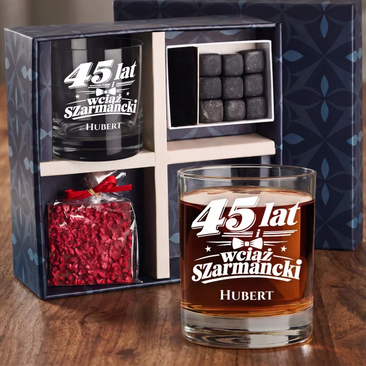 Zestaw Prezentowy Whisky Na 45 Rocznicę Ślubu Na Walentynki Dla Mężczyzny: 45 Lat I Wciąż Szarmancki Zestaw Prezentowy Whisky Na 45 Rocznicę Ślubu Na Walentynki Dla Mężczyzny: 45 Lat I Wciąż Szarmancki