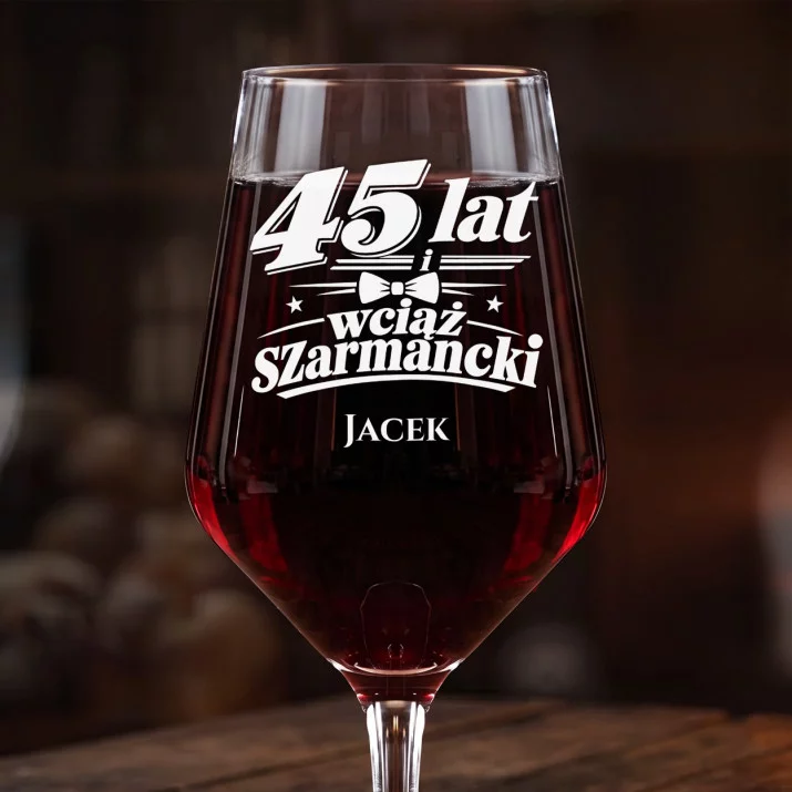 Mega Kieliszek Do Wina z Grawerem Na 45 Rocznicę Ślubu Prezent Na Walentynki Dla Mężczyzny: 45 Lat I Wciąż Szarmancki Mega Kieliszek Do Wina z Grawerem Na 45 Rocznicę Ślubu Prezent Na Walentynki Dla Mężczyzny: 45 Lat I Wciąż Szarmancki