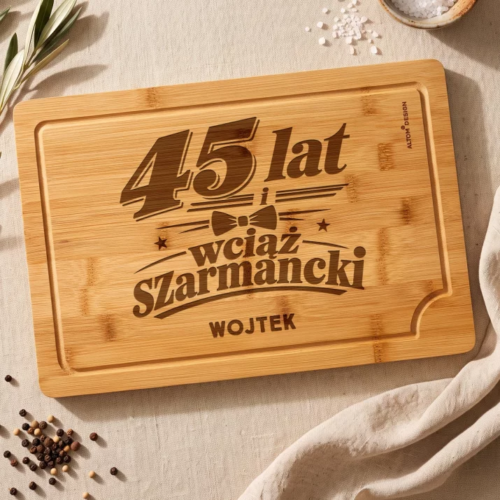 Deska Do Krojenia z Grawerem Na 45 Rocznicę Ślubu Prezent Na Walentynki Dla Mężczyzny: 45 Lat I Wciąż Szarmancki Deska Do Krojenia z Grawerem Na 45 Rocznicę Ślubu Prezent Na Walentynki Dla Mężczyzny: 45 Lat I Wciąż Szarmancki