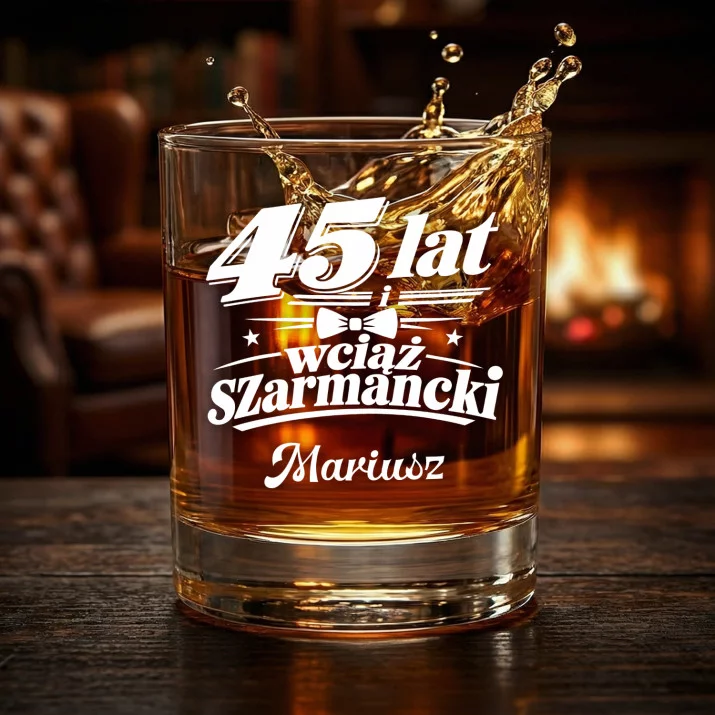 Szklanki Do Whisky z Grawerem Na 45 Rocznicę Ślubu Prezent Na Walentynki Dla Mężczyzny: 45 Lat I Wciąż Szarmancki Szklanki Do Whisky z Grawerem Na 45 Rocznicę Ślubu Prezent Na Walentynki Dla Mężczyzny: 45 Lat I Wciąż Szarmancki