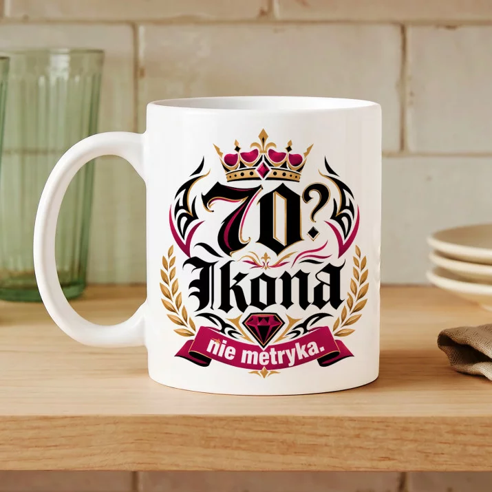 Kubek Z Nadrukiem Na 70 Urodziny Prezent Dla Kobiety: Ikona, Nie Metryka Kubek Z Nadrukiem Na 70 Urodziny Prezent Dla Kobiety: Ikona, Nie Metryka