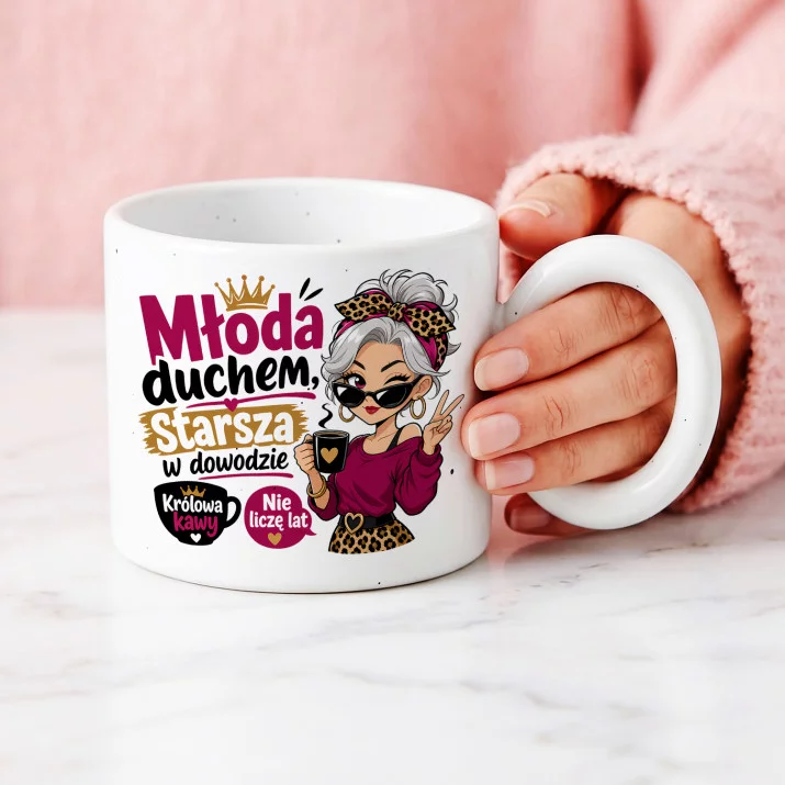 Kubek Z Okrągłym Uchem Na 65 Urodziny Prezent Dla 65 Latki Kobiety: Dowód Młodości Kubek Z Okrągłym Uchem Na 65 Urodziny Prezent Dla 65 Latki Kobiety: Dowód Młodości