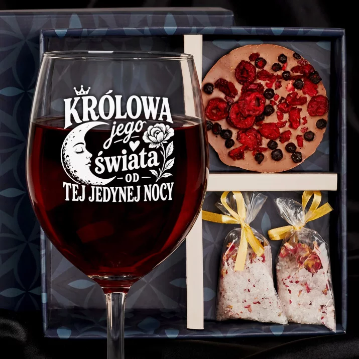 Zestaw Prezenowy Z Kieliszkiem Do Wina Na Rocznicę Ślubu: Królowa Jego Świata Zestaw Prezenowy Z Kieliszkiem Do Wina Na Rocznicę Ślubu: Królowa Jego Świata