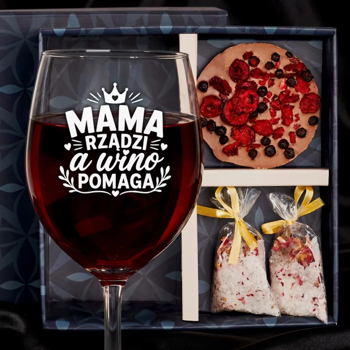 Zestaw Prezenowy Z Kieliszkiem Do Wina Na Dzień Mamy: Mama Rządzi Wino Pomaga Zestaw Prezenowy Z Kieliszkiem Do Wina Na Dzień Mamy: Mama Rządzi Wino Pomaga