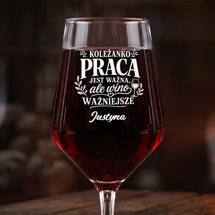 Mega Kieliszek Do Wina z Grawerem Dla Koleżanki Z Pracy Prezent Dla Kobiety: Koleżanko Wino Ważniejsze Mega Kieliszek Do Wina z Grawerem Dla Koleżanki Z Pracy Prezent Dla Kobiety: Koleżanko Wino Ważniejsze