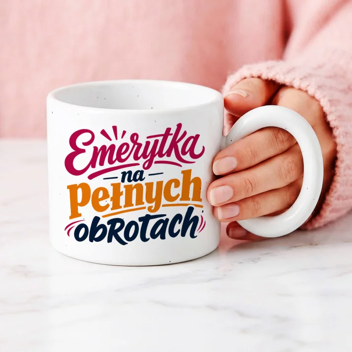 Kubek Z Okrągłym Uchem Dla Emerytki Prezent Na Emeryturę Dla Kobiety: Aktywna Emerytka Kubek Z Okrągłym Uchem Dla Emerytki Prezent Na Emeryturę Dla Kobiety: Aktywna Emerytka