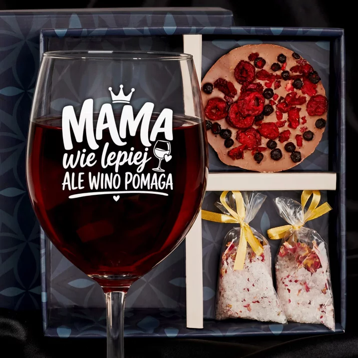 Zestaw Prezenowy Z Kieliszkiem Do Wina Dla Mamy: Mama Wie Lepiej Zestaw Prezenowy Z Kieliszkiem Do Wina Dla Mamy: Mama Wie Lepiej