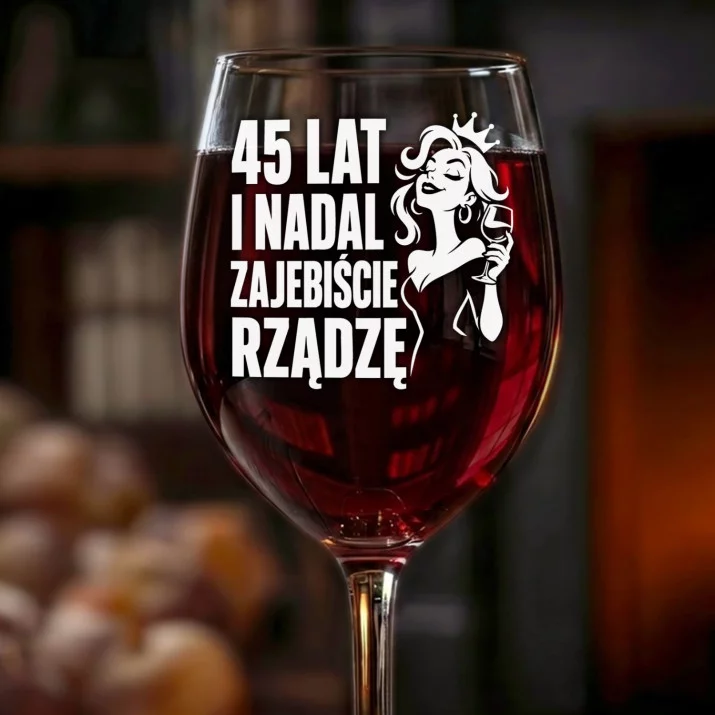Kieliszek Do Wina Dla 45 Latki Prezent Na 45 Urodziny Dla Kobiety: 45 Lat I Rządzę Kieliszek Do Wina Dla 45 Latki Prezent Na 45 Urodziny Dla Kobiety: 45 Lat I Rządzę
