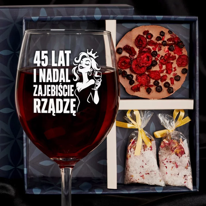 Zestaw Prezenowy Z Kieliszkiem Do Wina Dla 45 Latki: 45 Lat I Rządzę Zestaw Prezenowy Z Kieliszkiem Do Wina Dla 45 Latki: 45 Lat I Rządzę