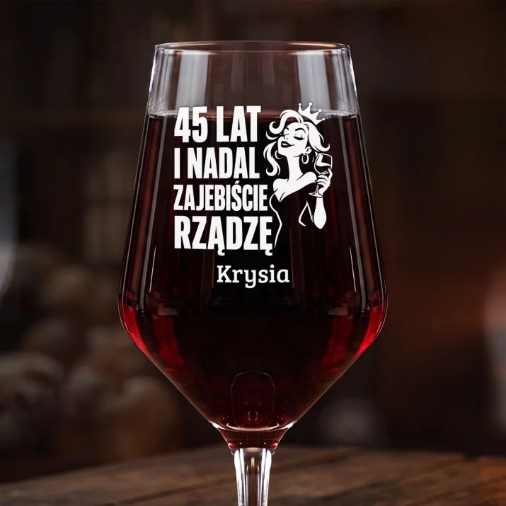 Mega Kieliszek Do Wina z Grawerem Dla 45 Latki Prezent Na 45 Urodziny Dla Kobiety: 45 Lat I Rządzę Mega Kieliszek Do Wina z Grawerem Dla 45 Latki Prezent Na 45 Urodziny Dla Kobiety: 45 Lat I Rządzę