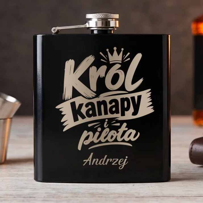 Piersiówka z Grawerem Dla Niego Prezent Na Walentynki Dla Mężczyzny: Król Kanapy I Pilota Piersiówka z Grawerem Dla Niego Prezent Na Walentynki Dla Mężczyzny: Król Kanapy I Pilota
