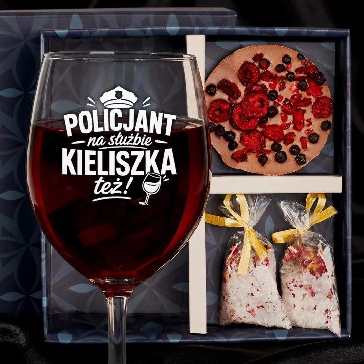 Zestaw Prezenowy Z Kieliszkiem Do Wina Dla Policjanta: Policjant Na Służbie Zestaw Prezenowy Z Kieliszkiem Do Wina Dla Policjanta: Policjant Na Służbie