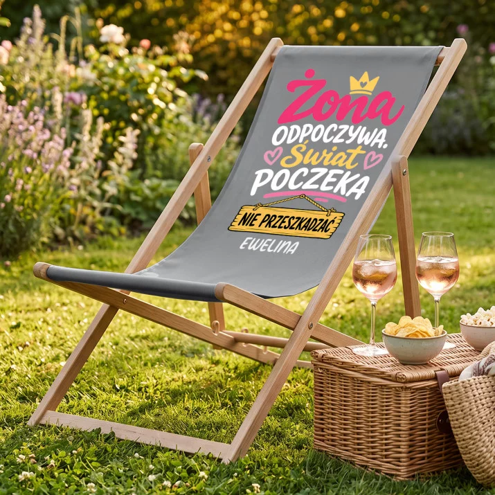 Leżak Z Nadrukiem Dla Żony Prezent Na Rocznicę Ślubu Dla Kobiety: Żona Odpoczywa. Świat Poczeka Leżak Z Nadrukiem Dla Żony Prezent Na Rocznicę Ślubu Dla Kobiety: Żona Odpoczywa. Świat Poczeka