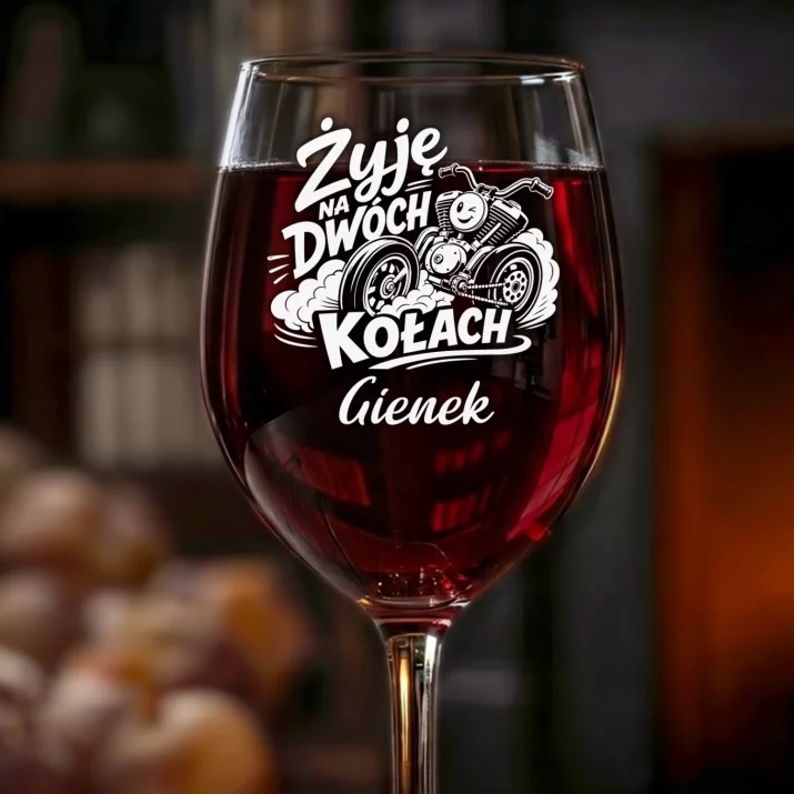 Kieliszek Do Wina z Grawerem Dla Motocyklisty Prezent Dla Mężczyzny: Żyję Na Dwóch Kołach