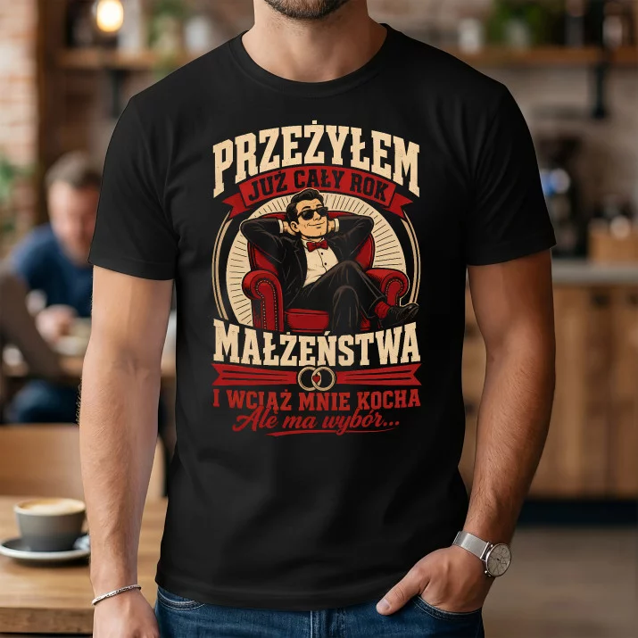 Koszulka Męska Na 1 Rocznicę Ślubu Prezent Dla Mężczyzny: Wciąz Mnie Kocha