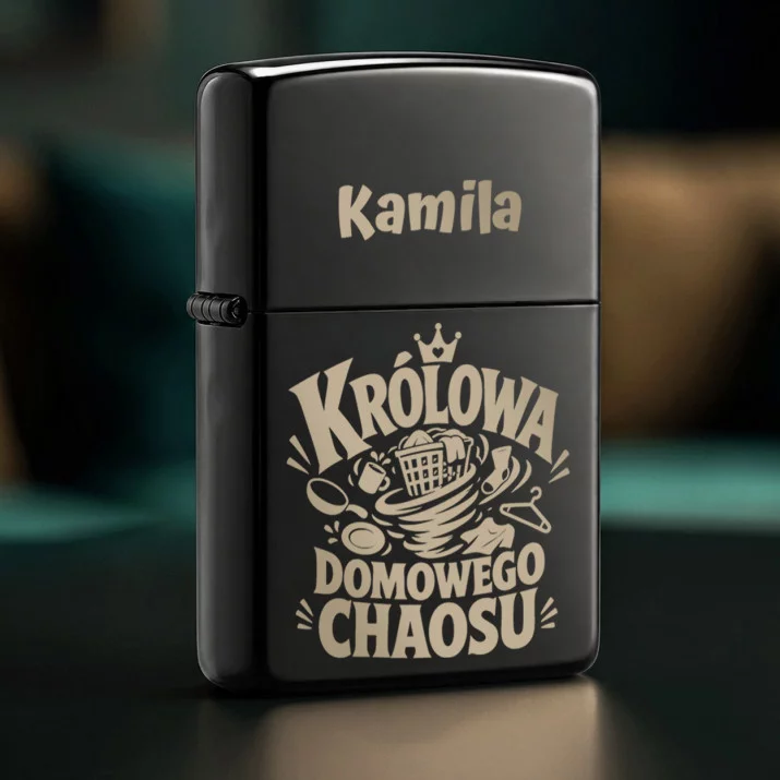 Zapalniczka z Grawerem Na Nowy Dom Prezent Dla Kobiety: Królowa Domowego Chaosu
