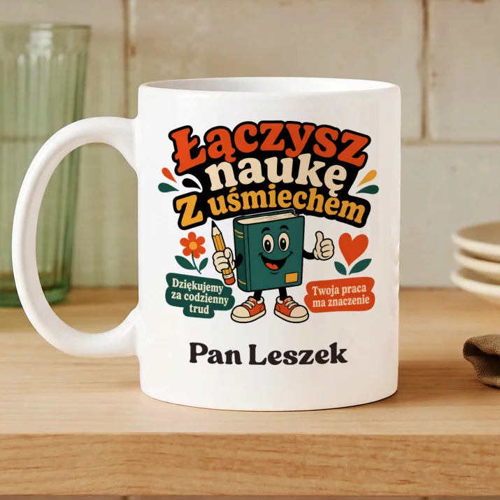Kubek Personalizowany Dla Wychowawcy Prezent Na Dzień Nauczyciela Dla Mężczyzny: Łączysz Naukę Z Uśmiechem Kubek Personalizowany Dla Wychowawcy Prezent Na Dzień Nauczyciela Dla Mężczyzny: Łączysz Naukę Z Uśmiechem