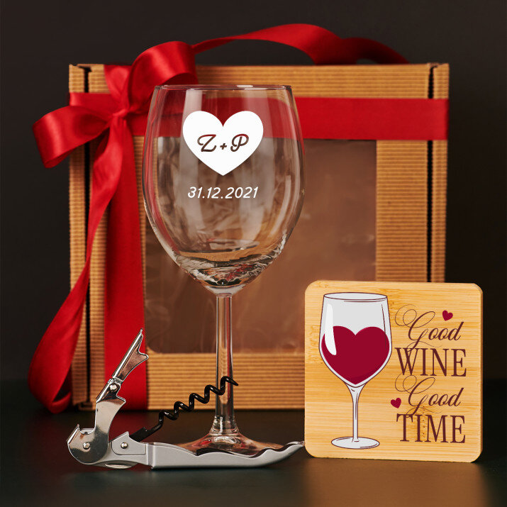 Zestaw prezentowy dla dziewczyny z kieliszkiem do wina i korkociągiem