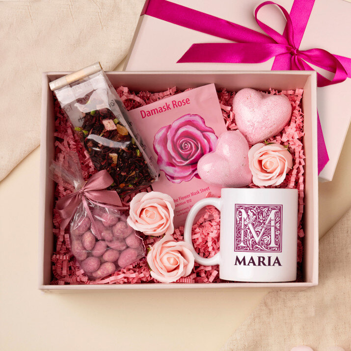 Zestaw prezentowy dla kobiety z kubkiem i różanym spa
