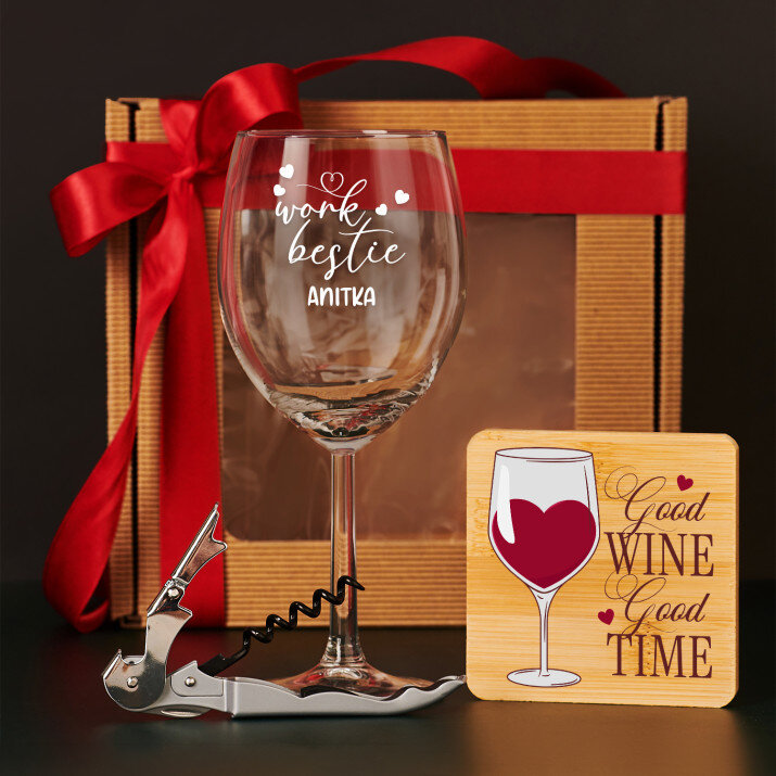 Zestaw prezentowy dla koleżanki z pracy z kieliszkiem do wina i korkociągiem
