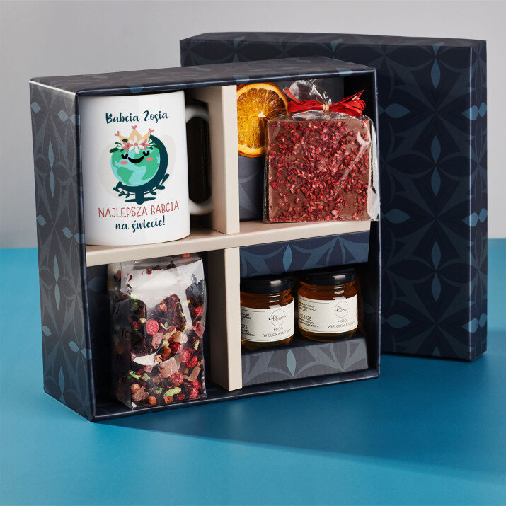 Zestaw prezentowy dla najlepszej babci z kubkiem i herbatą Zestaw prezentowy dla najlepszej babci z kubkiem i herbatą