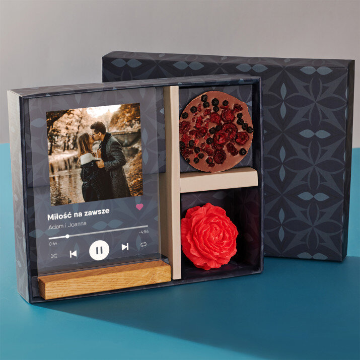 Zestaw prezentowy dla niej z wydrukiem na szkle i czekoladą Zestaw prezentowy dla niej z wydrukiem na szkle i czekoladą